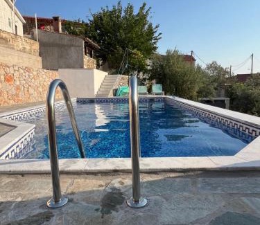 Livadi House | Maison charme avec piscine privée, près de la mer à Sappounakeika, Tyros