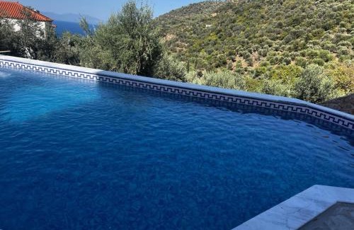Livadi House | Maison charme avec piscine privée, près de la mer à Sappounakeika, Tyros