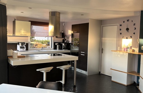 Pleuven House | Maison Contemporaine, à dix Minutes des Plages, Quatre Chambres, Piscine, spa
