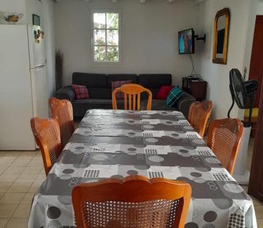 Perinet House | Maison créole chaleureuse avec stationnement