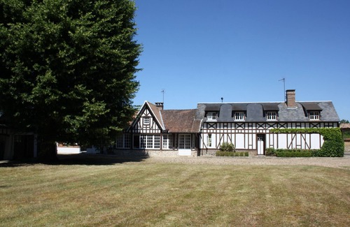 Les Trois Lacs House | Maison de Campagne Avec Grand Jardin et Terrain de Tennis