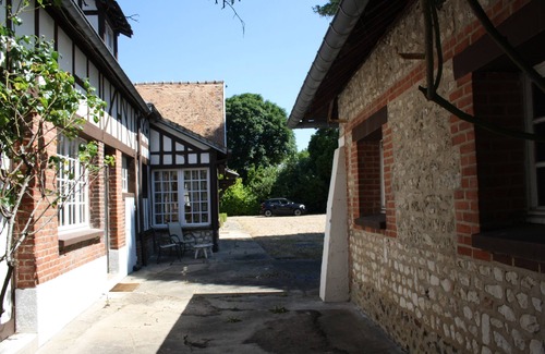 Les Trois Lacs House | Maison de Campagne Avec Grand Jardin et Terrain de Tennis