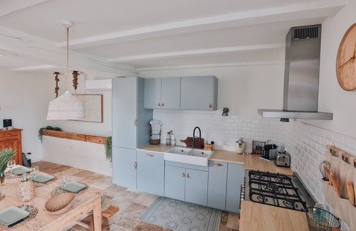 Grezac House | Maison de Campagne Rénovée Avec Braséro, à 20 Minutes des Plages!
