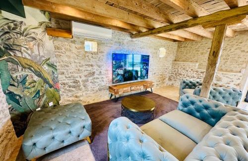 Soucirac Villa | Maison de charme avec vue sublime et piscine à débordement