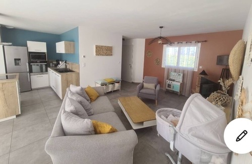 Commelle-Vernay House | Maison de Plein Pied