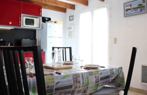 Saint-Pierre-d'Oleron House | Maison de Vacances à Oléron : Proche Port, Plage, Jardin, Terrasse, Garage - 6 Couchages - FR-1-246A-62