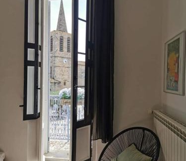 Fleury Apartment | Maison de village avec sa charmante grand chambre avec balcon