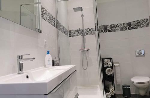 Fleury Apartment | Maison de village avec sa charmante grand chambre avec balcon