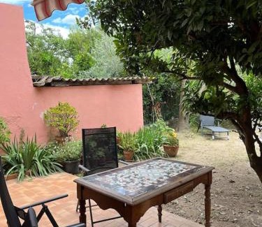 Elne House | Maison de village vintage avec grand jardin