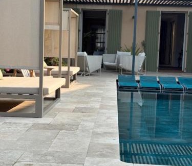 Orange Bed & Breakfast | Maison Jacotte orange