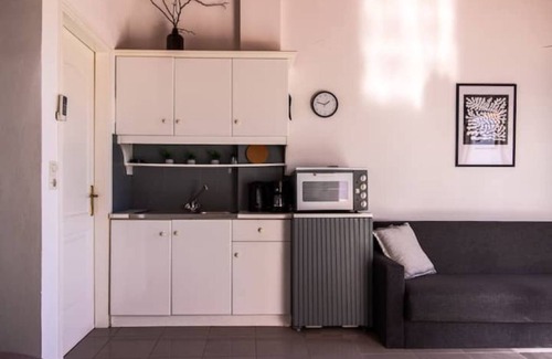 Porto Heli Apartment | Maison of apartments next to the beach-Studio Grey