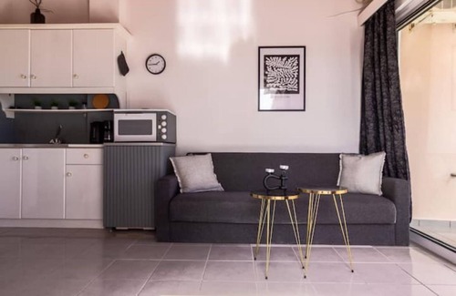 Porto Heli Apartment | Maison of apartments next to the beach-Studio Grey