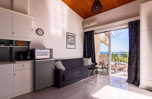 Porto Heli Apartment | Maison of apartments next to the beach-Studio Grey