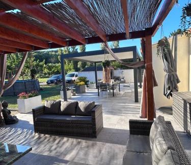Saint-Mitre-les-Remparts House | Maison proche de la plage