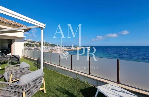 Pointe Croisette Villa | Maison Première ligne - eyes in the water - facing the beach