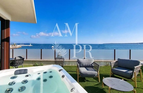 Pointe Croisette Villa | Maison Première ligne - eyes in the water - facing the beach