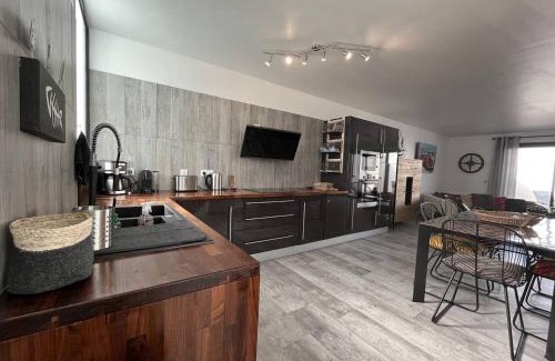 Saint-Pierre-d'Oleron House | Maison rénovée 4 pièces au cœur de St Pierre d'Oléron avec terrasse, proche commerces, 6 couchages - FR-1-246A-137