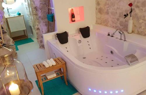 Antibes Old Town House | MAISON SAFRANIER villa balnéo vieil antibes