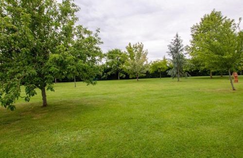Saint-Germain-et-Mons House | Maison spacieuse avec jardin clos et Wifi à Saint-Germain-et-Mons - FR-1-616-63