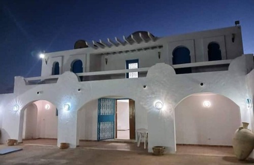 Midoun House | Maison Typique Avec Patio et Piscine