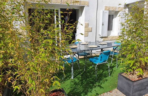 Treffiagat House | Maison typique pour 4 personnes, jardin clos et fleuri, proche plage
