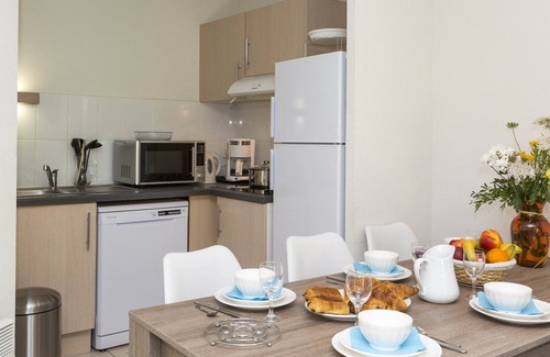 Le Tronchet Condo | Maisonnette Charmante + Terrasse | Piscine + Sauna