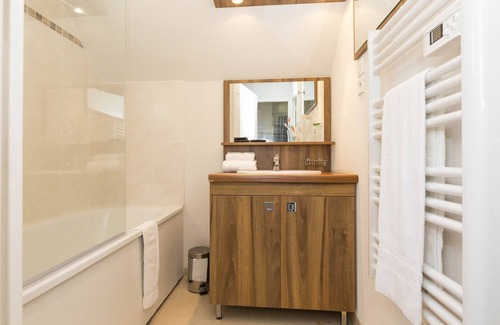 Le Tronchet Condo | Maisonnette Charmante + Terrasse | Piscine + Sauna