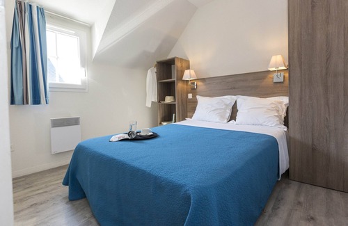 Le Tronchet Condo | Maisonnette Charmante + Terrasse | Piscine + Sauna