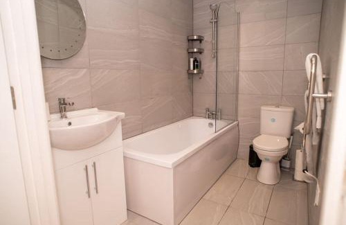 Kidlington Apartment | Maisy Lodge - Two Bed Lux Flat - Parking, Netflix, WIFI - Close to Blenheim Palace & Oxford - F2