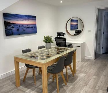 Kidlington Apartment | Maisy Lodge - Two Bed Lux Flat - Parking, Netflix, WIFI - Close to Blenheim Palace & Oxford - F2