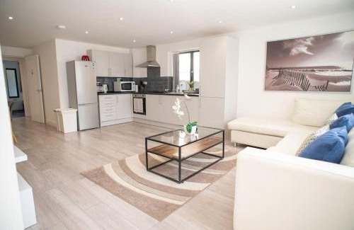 Kidlington Apartment | Maisy Lodge - Two Bed Lux Flat - Parking, Netflix, WIFI - Close to Blenheim Palace & Oxford - F2