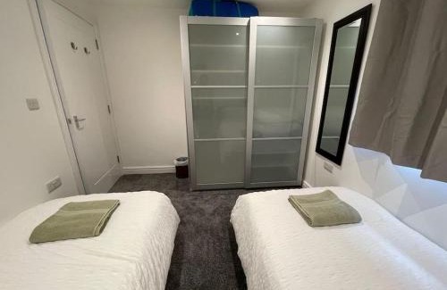 Kidlington Apartment | Maisy Lodge - Two Bed Lux Flat - Parking, Netflix, WIFI - Close to Blenheim Palace & Oxford - F2