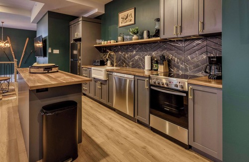Vieux-Quebec-Cap-Blanc-colline Parlementaire Hotel | Majestic 3-Bedroom Designer Apartment