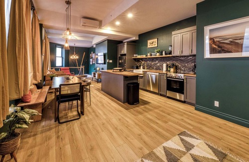 Vieux-Quebec-Cap-Blanc-colline Parlementaire Hotel | Majestic 3-Bedroom Designer Apartment
