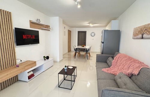 Larnaca City Centre Apartment | Majestic Beachfront Larnaka Finikoudes