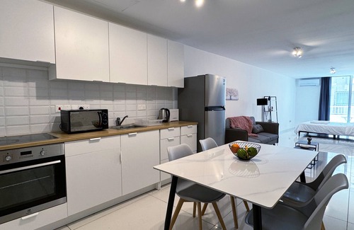 Larnaca City Centre Apartment | Majestic Beachfront Larnaka Finikoudes