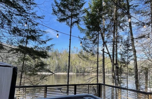 Mauricie Ski Chalet | Majestic chalet with spa at the water's edge.