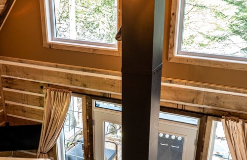 Mauricie Ski Chalet | Majestic chalet with spa at the water's edge.