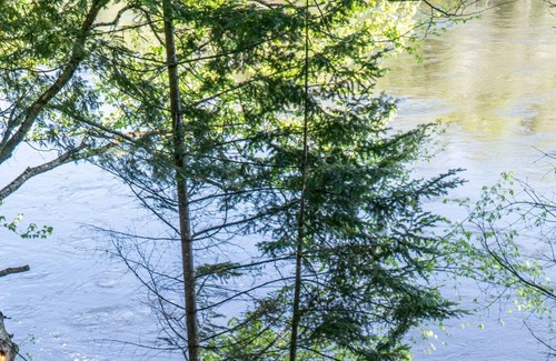 Mauricie Ski Chalet | Majestic chalet with spa at the water's edge.