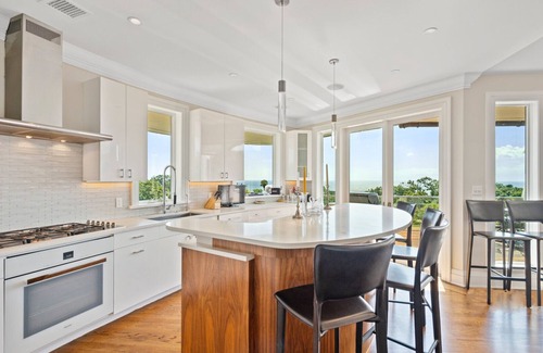 Montauk House | Majestic contemporary beachfront home sited on 1.32 acres with private .
