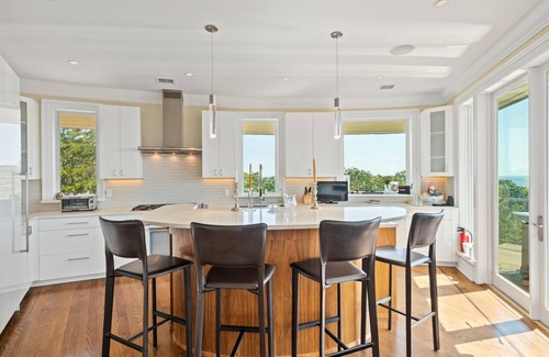 Montauk House | Majestic contemporary beachfront home sited on 1.32 acres with private .
