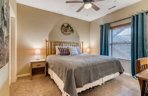 Table Rock Condo | Majestic Lakeside Hideaway
