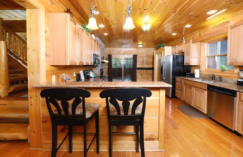 Gatlinburg - Pigeon Forge Cabin | Majestic Manor - Five Bedroom Cabin