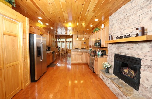 Gatlinburg - Pigeon Forge Cabin | Majestic Manor - Five Bedroom Cabin