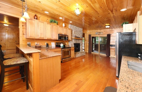 Gatlinburg - Pigeon Forge Cabin | Majestic Manor - Five Bedroom Cabin