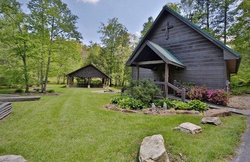 Gatlinburg - Pigeon Forge Cabin | Majestic Manor - Five Bedroom Cabin