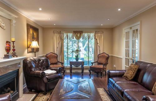 Mississauga Villa | Majestic Mansion with Bar and Entertainment Space