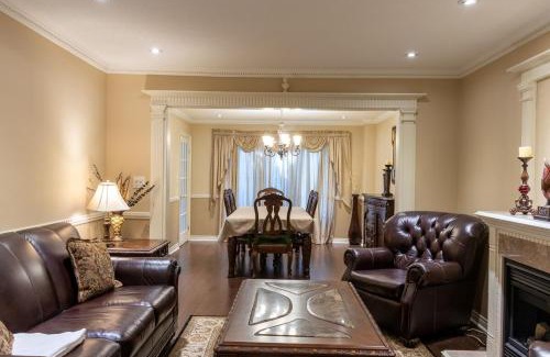 Mississauga Villa | Majestic Mansion with Bar and Entertainment Space