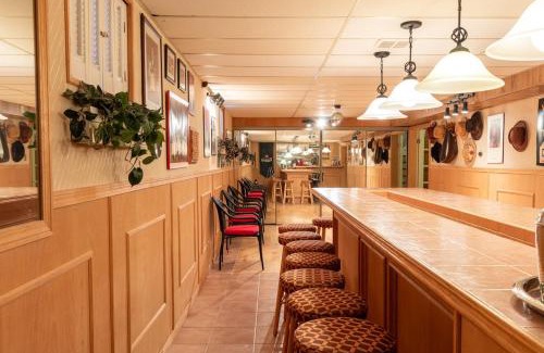 Mississauga Villa | Majestic Mansion with Bar and Entertainment Space