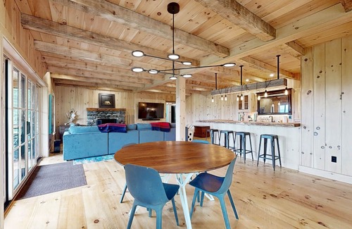 Chester House | Majestic mountain escape, 4BR, stunning views, hot tub, fireplace, BBQ, w&d
